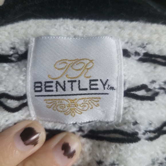 Chic Black and White Patterned Sweater - Picture 5 of 7